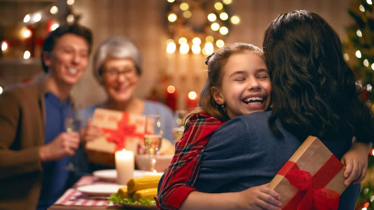 Descubra como tornar o Natal mágico para sua família com tradições, participação ativa das crianças, tempo de qualidade e celebração da generosidade.